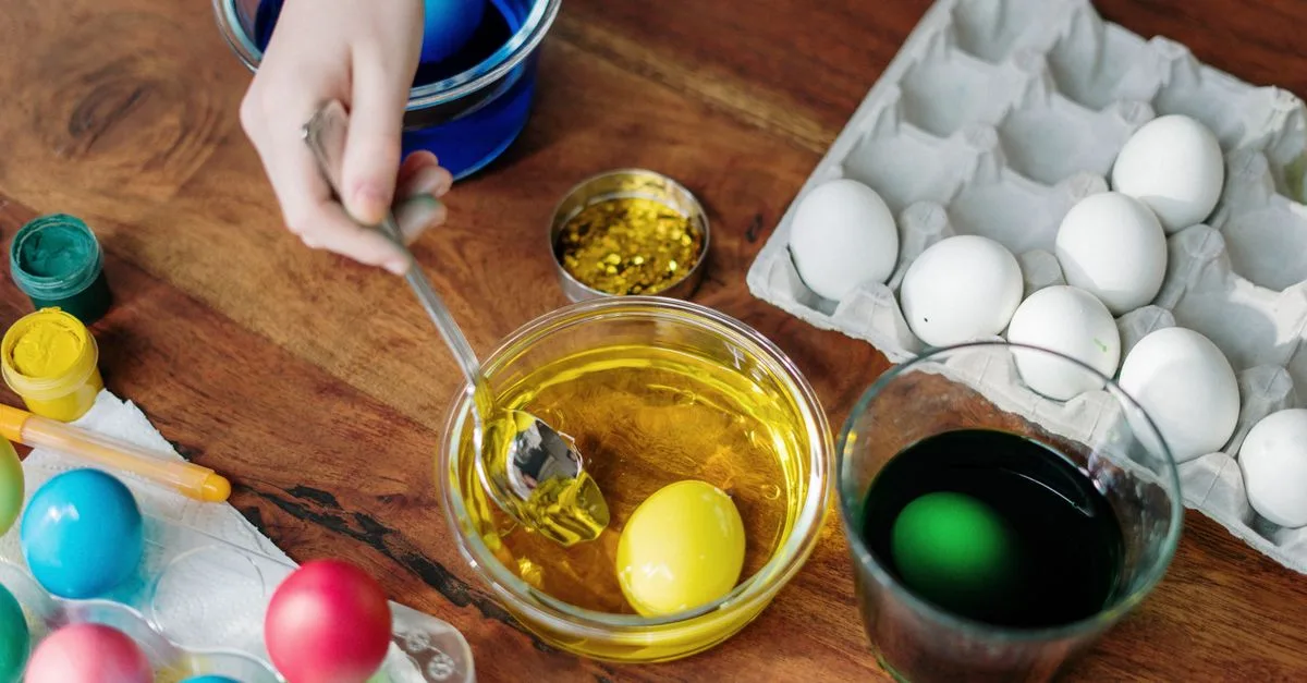 découvrez la consistance idéale de la tempera à l’œuf et apprenez à ajuster le mélange pour obtenir une peinture fluide, homogène et facile à appliquer.