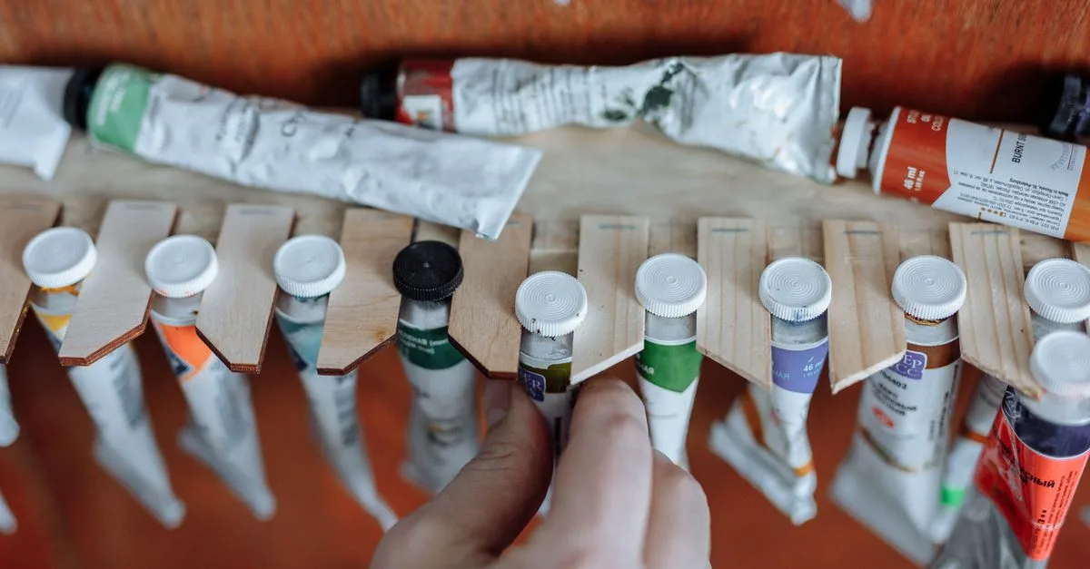 découvrez comment conserver la peinture à la détrempe à l’œuf : conseils de stockage, durée de conservation et bonnes pratiques pour préserver sa qualité.