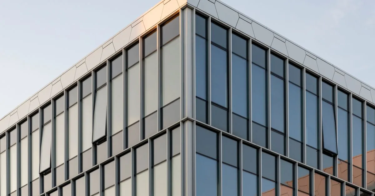 découvrez les solutions de vitrage : types de verre, performances énergétiques et conseils pour choisir le vitrage adapté à vos besoins.