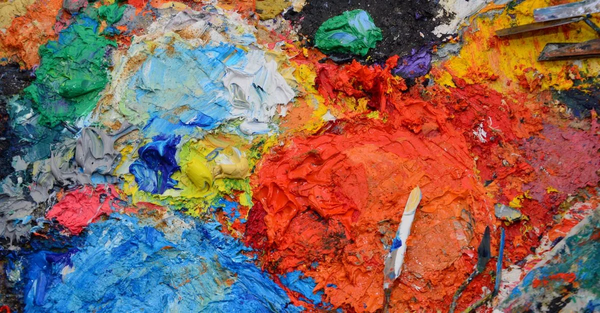 découvrez les techniques de peinture à la tempera et à l’huile, leurs particularités et leurs différences pour enrichir votre pratique artistique.