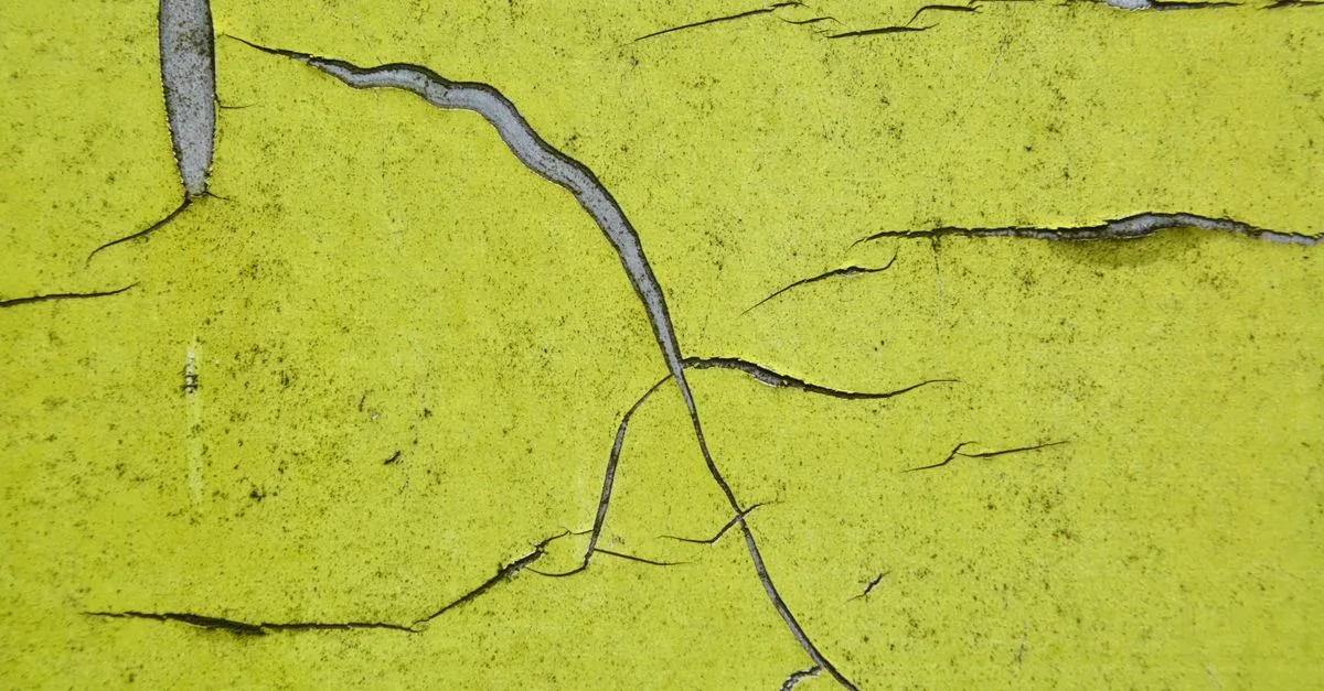 découvrez pourquoi la peinture à la tempera se fissure et comment prévenir les craquelures pour préserver vos œuvres.