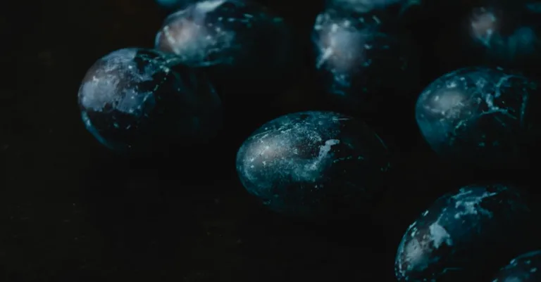 découvrez deep black, une tempera à l’œuf au noir intense, idéale pour créer des œuvres aux contrastes profonds et aux nuances riches.