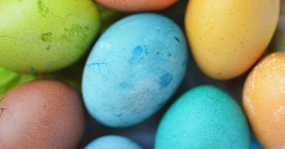 découvrez pourquoi les couleurs de la tempera à l’œuf changent en séchant et comment anticiper leurs nuances pour obtenir le résultat souhaité.