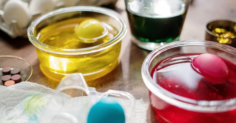 découvrez comment ajuster le ratio d’eau et de liant dans la tempera à l’œuf pour obtenir une peinture fluide, homogène et facile à appliquer.
