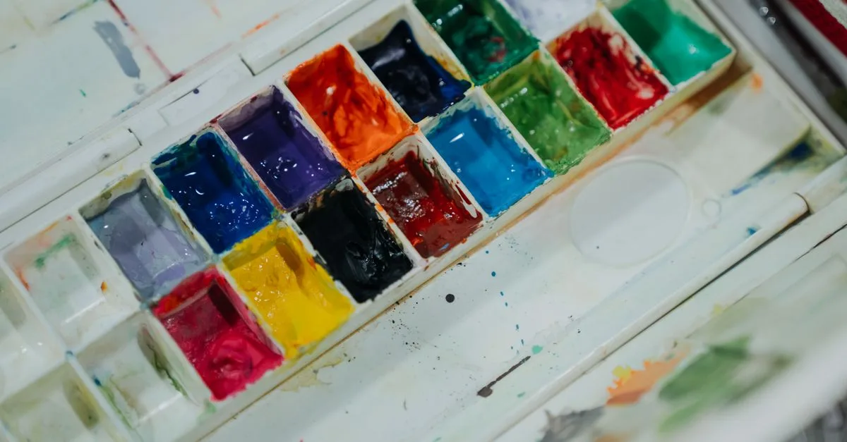 apprenez à mélanger des pigments en poudre à l’œuf pour préparer une peinture à la tempera homogène, lumineuse et durable.