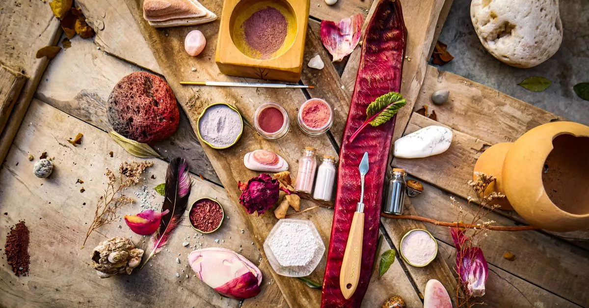 découvrez comment mélanger des pigments en poudre à l’œuf pour préparer une tempera riche en couleurs, homogène et durable.